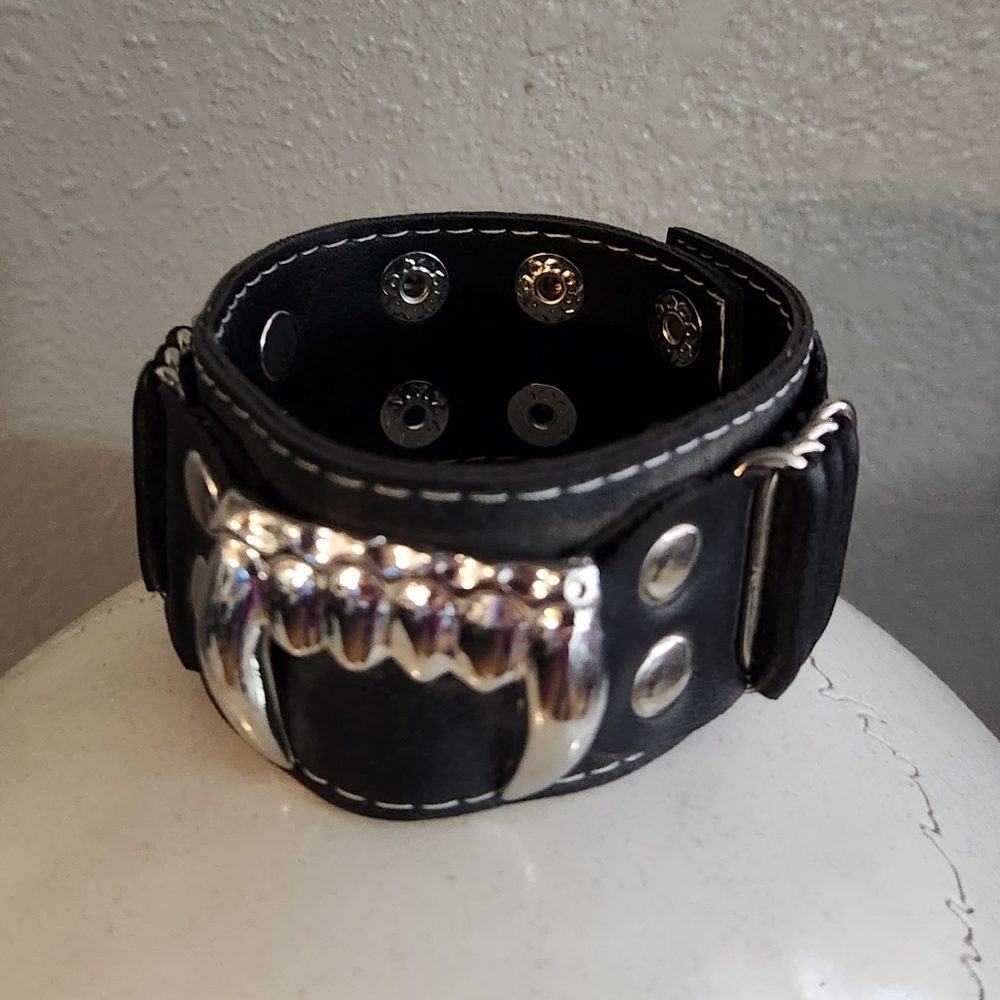 Vampire Cuff - Picture 2 of 4